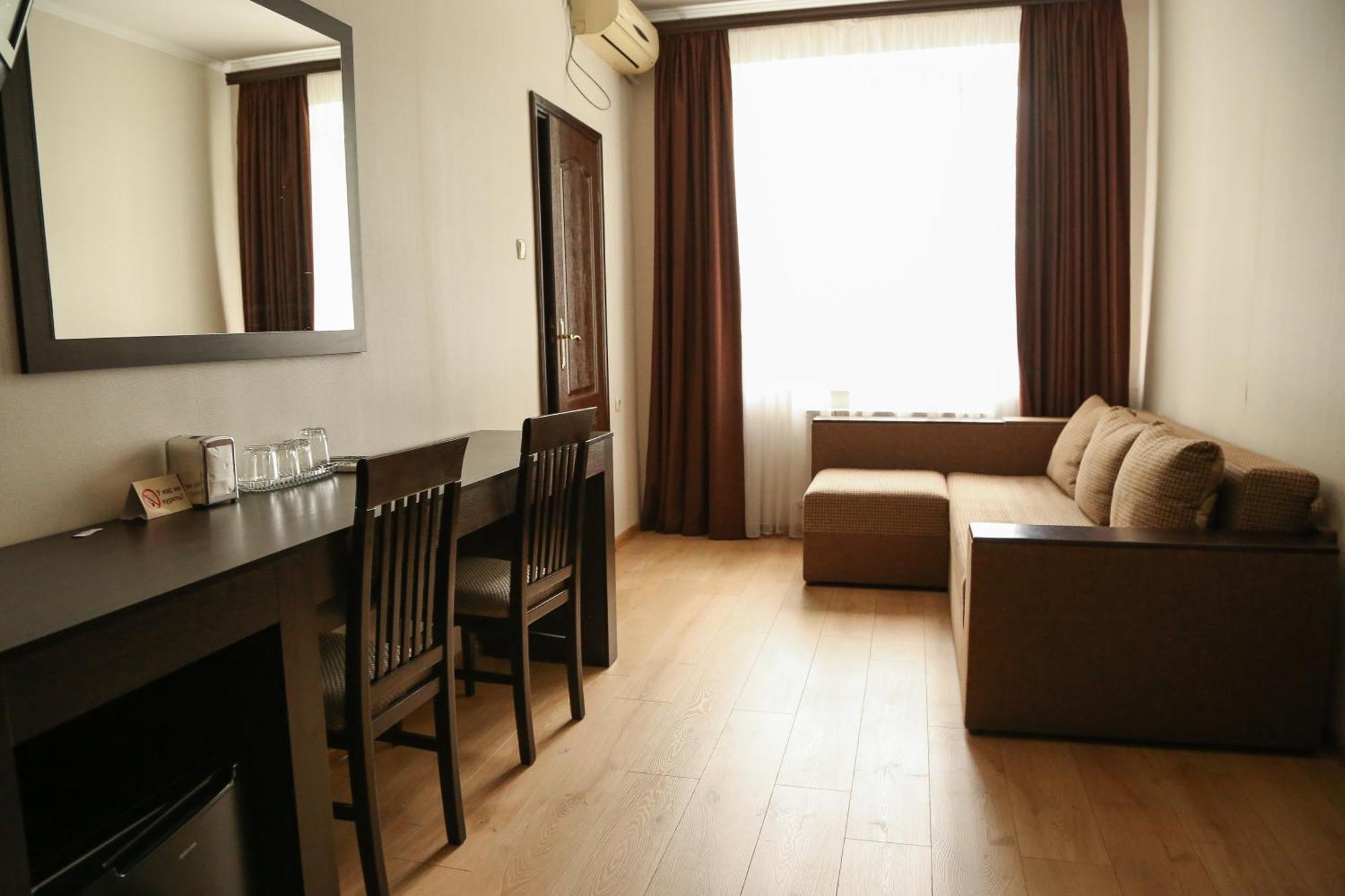 Hotel Koral แชร์นิฟซี ภายนอก รูปภาพ